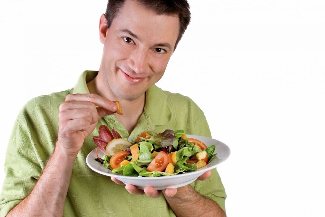 hombre comiendo ensalada de verduras para la potencia